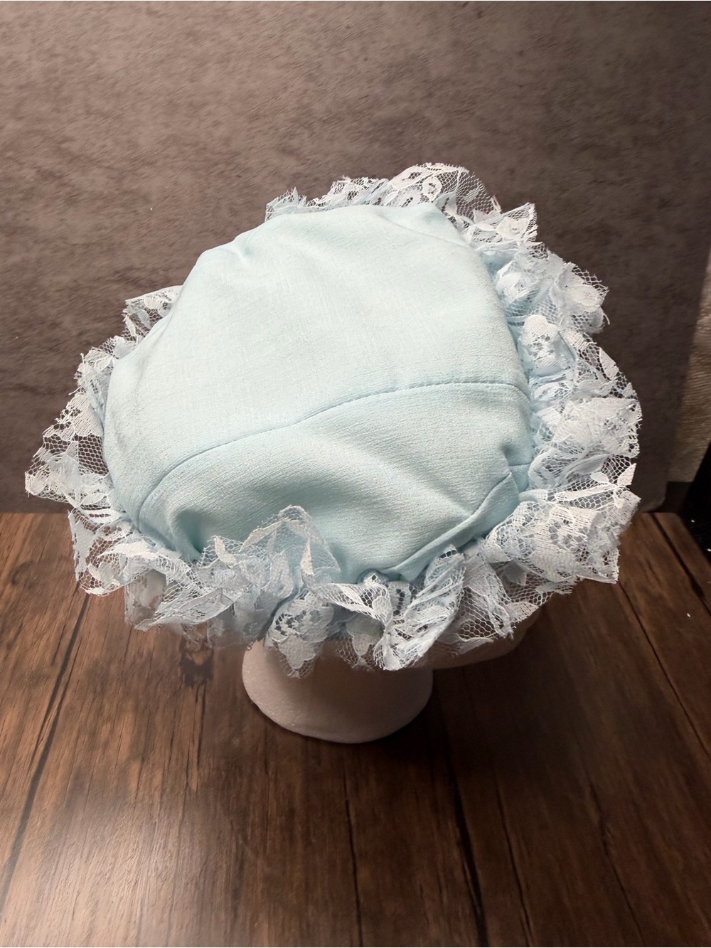 Vintage 1950s Light Blue Baby pillbox Bonnet with White Lace Ruffle Trim - Picture 6 of 9
